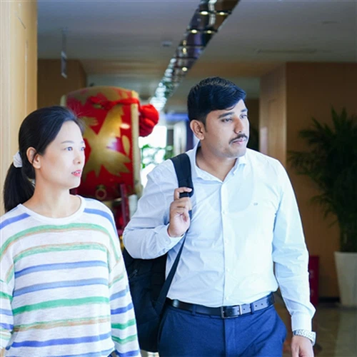 Clientes indianos visitam a fabricação de tubos de cobre C11000 na GNEE